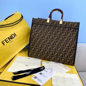 Сумка из парусины FENDI В этом году серия с принтом в стиле «олд