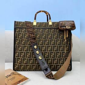 Сумка из парусины FENDI В этом году серия с принтом в стиле «олд