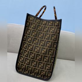 Сумка из парусины FENDI В этом году серия с принтом в стиле «олд