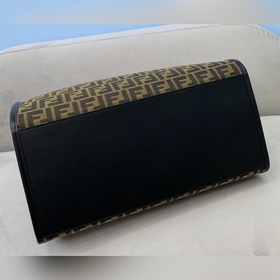 Сумка из парусины FENDI В этом году серия с принтом в стиле «олд