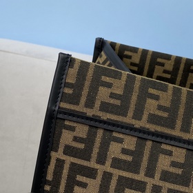 Сумка из парусины FENDI В этом году серия с принтом в стиле «олд