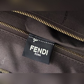 Сумка из парусины FENDI В этом году серия с принтом в стиле «олд