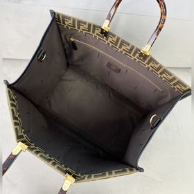 Сумка из парусины FENDI В этом году серия с принтом в стиле «олд