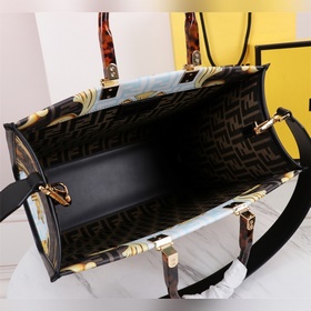 Средняя сумка FENDI Sunshine Кожа с принтом Versace by Fendi. эти