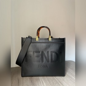 Сумка FENDI Логотип виде букв и ручкиз смолы являются основными а