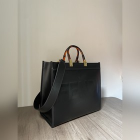 Сумка FENDI Логотип виде букв и ручкиз смолы являются основными а