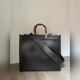 Сумка FENDI Логотип виде букв и ручкиз смолы являются основными а
