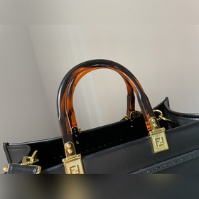 Сумка FENDI Логотип виде букв и ручкиз смолы являются основными а