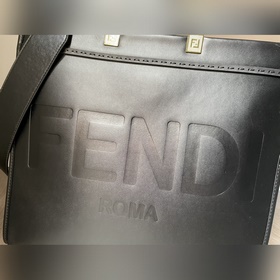Сумка FENDI Логотип виде букв и ручкиз смолы являются основными а