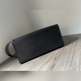 Сумка FENDI Логотип виде букв и ручкиз смолы являются основными а