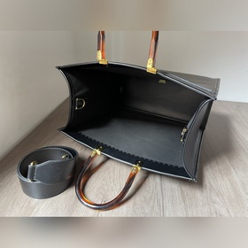 Сумка FENDI Логотип виде букв и ручкиз смолы являются основными а
