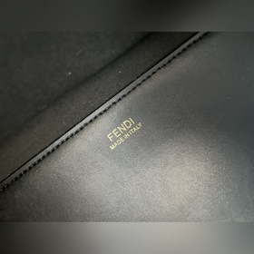 Сумка FENDI Логотип виде букв и ручкиз смолы являются основными а