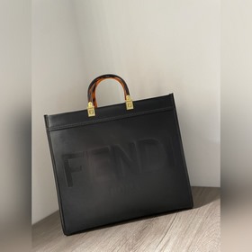 Сумка FENDI Логотип виде букв и ручкиз смолы являются основными а