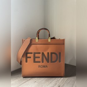Сумка FENDI Логотип виде букв и ручкиз смолы являются основными а