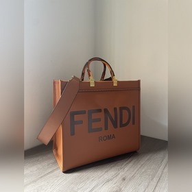 Сумка FENDI Логотип виде букв и ручкиз смолы являются основными а