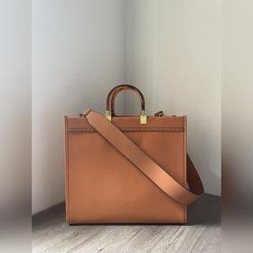 Сумка FENDI Логотип виде букв и ручкиз смолы являются основными а