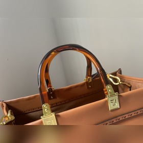 Сумка FENDI Логотип виде букв и ручкиз смолы являются основными а