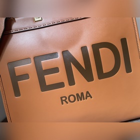 Сумка FENDI Логотип виде букв и ручкиз смолы являются основными а