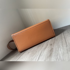 Сумка FENDI Логотип виде букв и ручкиз смолы являются основными а