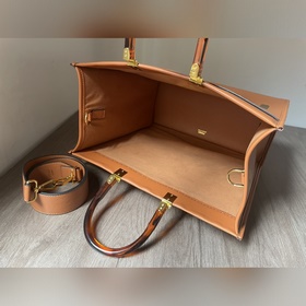 Сумка FENDI Логотип виде букв и ручкиз смолы являются основными а