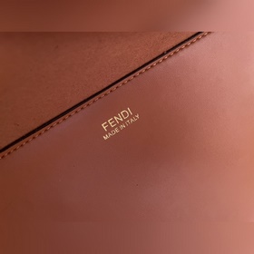 Сумка FENDI Логотип виде букв и ручкиз смолы являются основными а