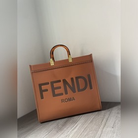 Сумка FENDI Логотип виде букв и ручкиз смолы являются основными а