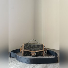 Сумка FENDI через плечо Конструкция с откидной крышкой более гибк