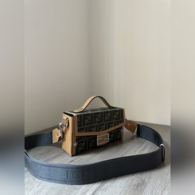 Сумка FENDI через плечо Конструкция с откидной крышкой более гибк