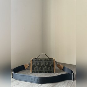 Сумка FENDI через плечо Конструкция с откидной крышкой более гибк