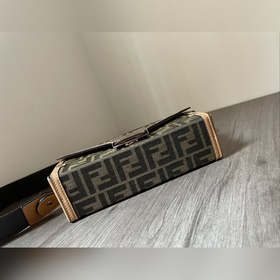 Сумка FENDI через плечо Конструкция с откидной крышкой более гибк