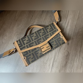 Сумка FENDI через плечо Конструкция с откидной крышкой более гибк