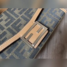 Сумка FENDI через плечо Конструкция с откидной крышкой более гибк