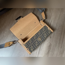 Сумка FENDI через плечо Конструкция с откидной крышкой более гибк