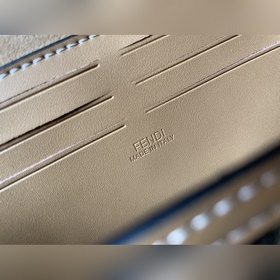 Сумка FENDI через плечо Конструкция с откидной крышкой более гибк