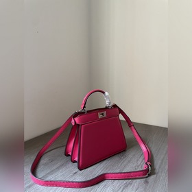 FENDI Peekalboo Petitef. Серия Macaron В популярной серии Peekabo