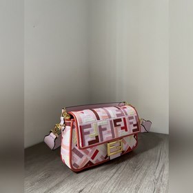 FENDI Новейшая ограниченная серия Baguette «Багет» — это классич