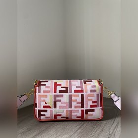 FENDI Новейшая ограниченная серия Baguette «Багет» — это классич
