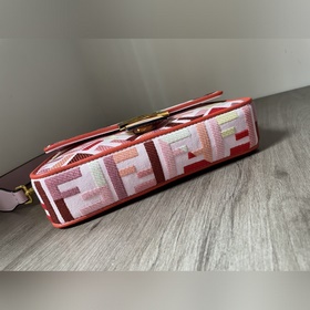 FENDI Новейшая ограниченная серия Baguette «Багет» — это классич