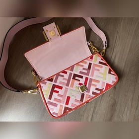 FENDI Новейшая ограниченная серия Baguette «Багет» — это классич