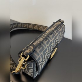 Средняя сумка через плечо FENDI Новейшая сумка Baguette с логотип