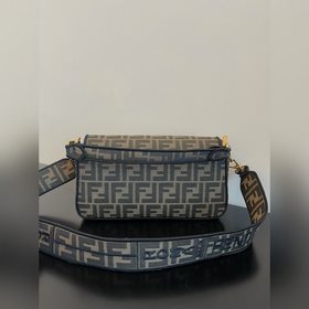 Средняя сумка через плечо FENDI Новейшая сумка Baguette с логотип