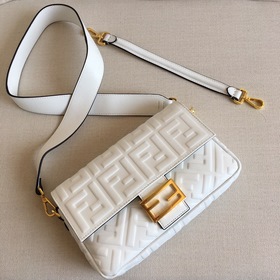 Сумка FENDI Baguette конечно же, легко привлекает внимание и заво