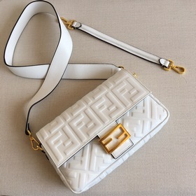 Сумка FENDI Baguette конечно же, легко привлекает внимание и заво