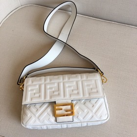 Сумка FENDI Baguette конечно же, легко привлекает внимание и заво