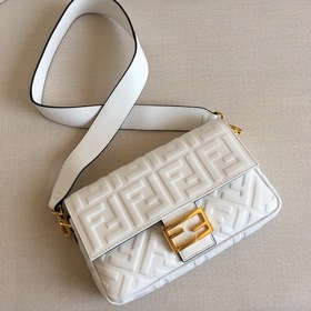Сумка FENDI Baguette конечно же, легко привлекает внимание и заво