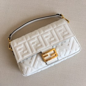 Сумка FENDI Baguette конечно же, легко привлекает внимание и заво