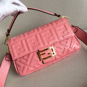 Сумка FENDI Baguette Конечно же, она легко привлекает внимание и 
