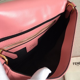 Сумка FENDI Baguette Конечно же, она легко привлекает внимание и 
