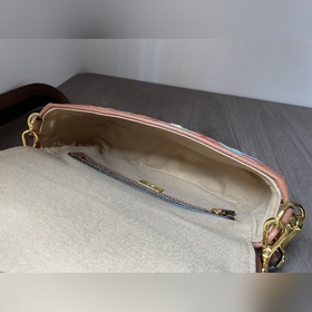 FENDI Новейшая ограниченная серия Baguette «Багет» — это классич
