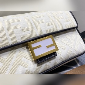 Новая ограниченная серия FENDI 2021 Baguette «Багет» — это класси